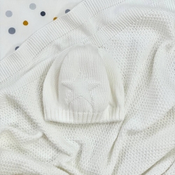 Căciuliță pentru bebeluși tricotată cu design de stea, de culoare albă